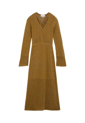 Vestido marrón de manga larga tejido, con escote en V y detalle cruzado, que presenta patrones texturizados en los puños y el dobladillo.