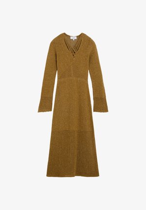 Vestido marrón de manga larga tejido, con escote en V y detalle cruzado, que presenta patrones texturizados en los puños y el dobladillo.