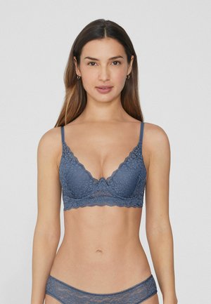 Bralette en dentelle bleu foncé, avec un décolleté plongeant, des bords festonnés et des bretelles réglables, accompagné d'une ceinture en dentelle assortie.