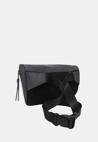 Borsa a tracolla nera sintetica con finitura testurizzata, accenti in rete, chiusura con zip e tracolla regolabile con fibbia.