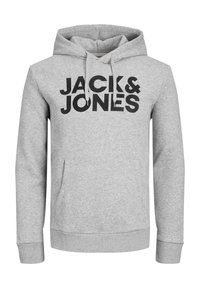 Světle šedá mikina s kapucí s přední kapsou na klokaní způsob a výrazným černým nápisem „JACK & JONES“ přes hrudník, s nastavitelnými šňůrkami na kapuci.