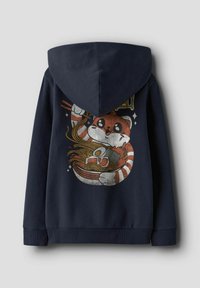 Felpa blu marina con una grande grafica di un panda rosso cartone animato che tiene in mano dei noodles, con bacchette e colori vivaci sul retro.