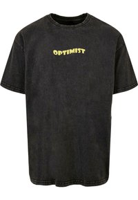 Schwarzes Baumwoll-T-Shirt mit kurzen Ärmeln, Rundhalsausschnitt und welligem, gelbem "OPTIMIST"-Text, der auf der Vorderseite gedruckt ist. Schwere Textur mit verblasstem Finish.