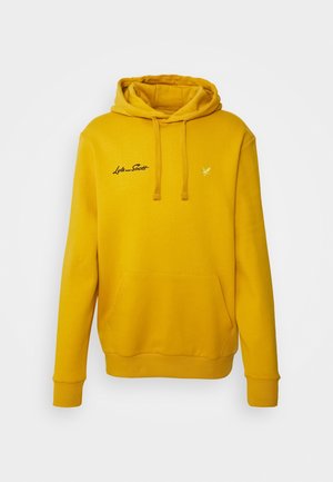 Gelber Kapuzenpullover mit Kordelzug, Kängurutasche, schwarzem "Lyle and Scott"-Schriftzug auf der linken Brust und kleinem gelben Sticklogo auf der rechten Brust.