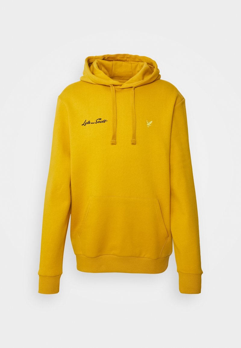 Sweat à capuche jaune avec cordons, poche kangourou, texte noir "Lyle and Scott" sur le côté gauche de la poitrine, et petit logo brodé jaune sur le côté droit de la poitrine.