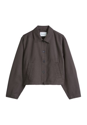 Veste boutonnée marron foncé avec col, deux poches avant, et manches longues, présentée à plat avec l'étiquette visible à l'intérieur du col.