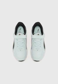 Des chaussures de sport bleu clair avec une tige en mesh, une semelle blanche, des accents noirs et une sangle Velcro, ornées de lacets contrastés et d'un détail de logo.