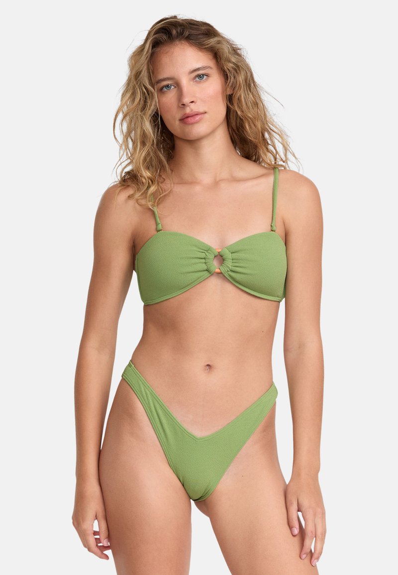 Conjunto de bikini verde con textura acanalada, que cuenta con un escote en forma de corazón, pequeño detalle de anillo central, tirantes finos y braguitas de corte alto.