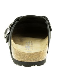 Schwarze Leder-Sandale mit zwei verstellbaren Riemen und silbernen Metallakzenten. Korkfußbett mit strukturiertem Oberflächendesign und Gummiaußensohle.