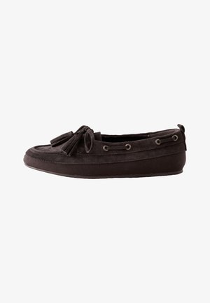 Mocassino in camoscio marrone scuro con nappine e dettagli in pizzo lungo i lati e sulla parte superiore, suola in gomma piatta e design slip-on.