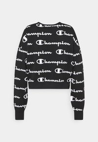 Czarny krótki sweatshirt z powtarzającym się wzorem tekstu "Champion" w białym kolorze. Miękka tkanina z długimi rękawami i ściągaczami.