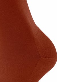 Brauner Strickstoff mit glatter Textur, der ein nahtloses Design und präzise Nähte an den Kanten aufweist. Die Form ist tailliert und passt gut.