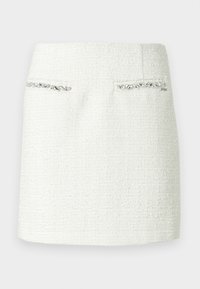 Weißer Tweed-Minirock mit strukturiertem Stoff, ausgestattet mit zwei vorderen Taschen, die mit silberfarbenem Metallicbesatz akzentuiert sind. Klare, gerade Silhouette.
