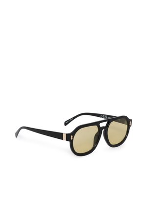 Schwarz gerahmte Sonnenbrille mit gelb getönten Gläsern und goldenem Akzent nahe den Scharnieren, im Dreiviertelwinkel auf weißem Hintergrund positioniert.