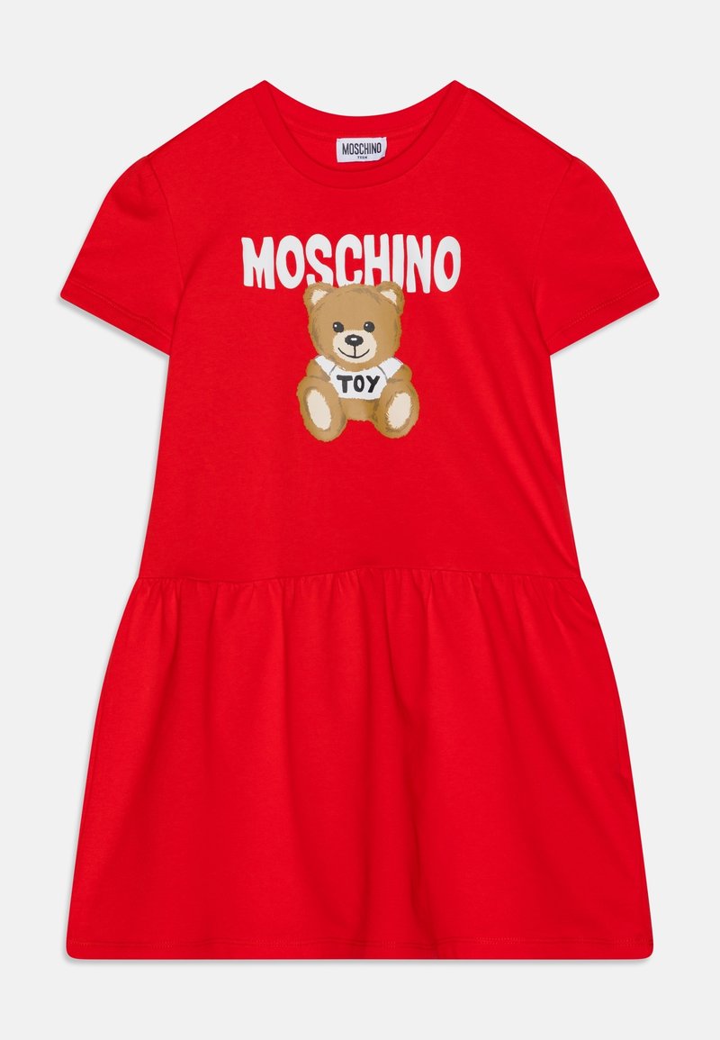Vestido rojo de algodón con mangas cortas, falda con volantes y un gráfico de un osito de peluche con el texto "MOSCHINO TOY" en el frente.