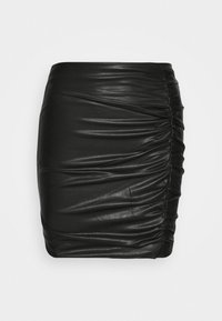 Jupe en cuir noir avec des détails froncés sur les côtés et une silhouette ajustée. Texture lisse avec une longueur mi-cuisse.