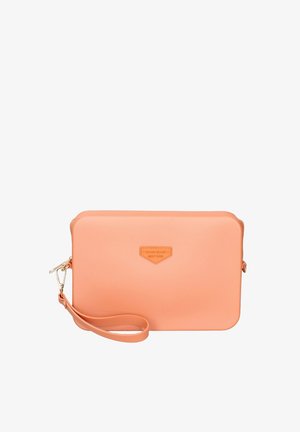 Borsa di colore pesca con cerniera, dotata di un laccio da polso e un'etichetta con marchio sul davanti, su uno sfondo semplice.