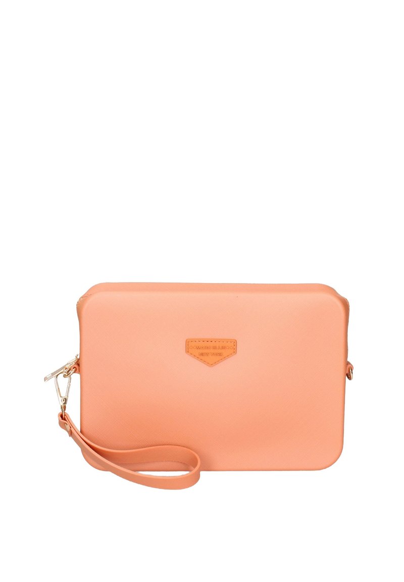 Borsa di colore pesca con cerniera, dotata di un laccio da polso e un'etichetta con marchio sul davanti, su uno sfondo semplice.