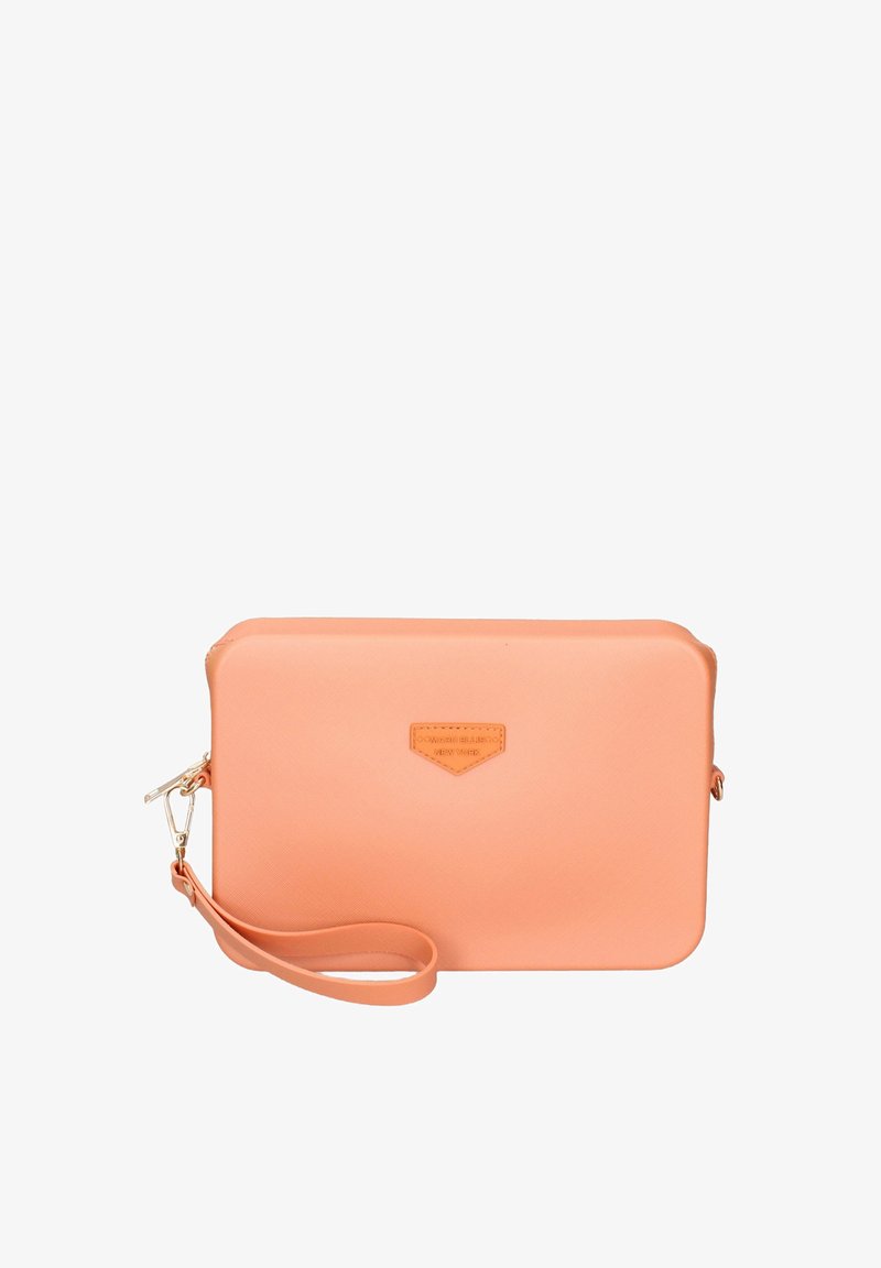 Borsa di colore pesca con cerniera, dotata di un laccio da polso e un'etichetta con marchio sul davanti, su uno sfondo semplice.