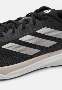 adidas Performance SUPERNOVA STRIDE - Laufschuh Straße - core black/footwear white/grey six