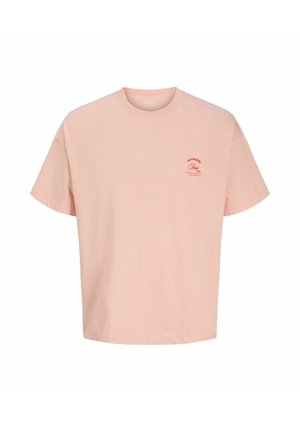 Lichtroze T-shirt met korte mouwen en ronde hals, met kleine rode tekst "Oceanside" en "Plan" op het linkerborststuk.