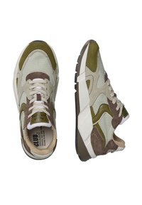 Le sneakers presentano una tomaia in rete con dettagli in suede di colore verde oliva e marrone, lacci bianchi e una suola bianca chunky con grip texturizzato.