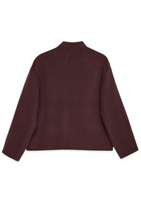 Burgundy ullblandad jacka med hög krage, sänkta axlar och rak skärning. Slät textur och minimala sömnadsdetaljer.