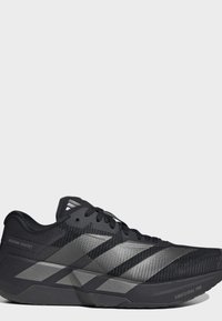 Μαύρο και γκρι παπούτσι τρεξίματος Adidas με κορδόνια, επάνω μέρος από διχτυωτό υλικό και λογότυπα "Adizero DropSet" και "Lightstrike Pro" στη σόλα και στην πλευρά.