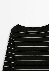 Zwart-witte gestreepte trui, zachte gebreide stof, wijde halslijn, lange mouwen, met gelijkmatig verdeelde horizontale strepen en een label aan de achterkant.