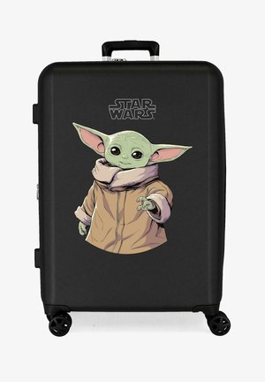 Maleta negra con cuatro ruedas que presenta un gran gráfico de un personaje verde de orejas grandes de Star Wars con un abrigo marrón.