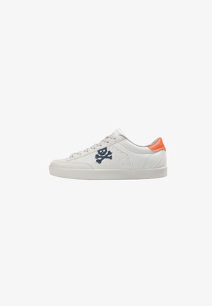 Weißer Sneaker mit strukturierter Oberfläche, marineblauem Totenkopf- und gekreuzte Knochen-Logo an der Seite und einem orangefarbenen Akzent an der Ferse.