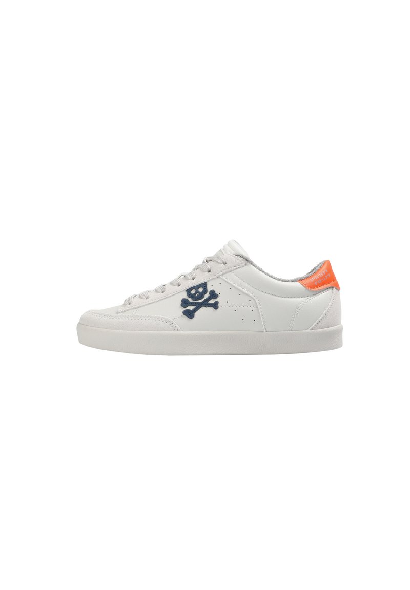Weißer Sneaker mit strukturierter Oberfläche, marineblauem Totenkopf- und gekreuzte Knochen-Logo an der Seite und einem orangefarbenen Akzent an der Ferse.