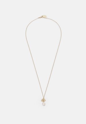Collier délicat en chaîne d'or avec un pendentif abstrait en or et une seule perle blanche en forme de goutte suspendue en dessous.