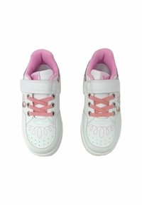 Sneakers bianche con accenti rosa, dotate di una fascia in Velcro e lacci rosa, ricami floreali sui lati e punta perforata per ventilazione.