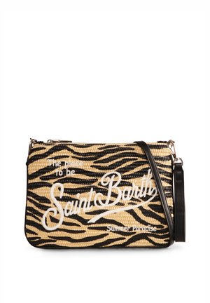 Bolso de paja tejido tipo bandolera con patrón de cebra en negro y beige, con el texto "Saint Barth" y una correa ajustable negra. Forma rectangular.