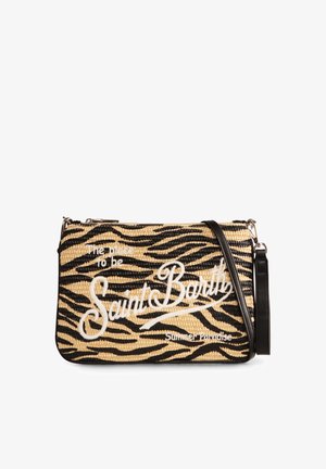 Bolso de paja tejido tipo bandolera con patrón de cebra en negro y beige, con el texto "Saint Barth" y una correa ajustable negra. Forma rectangular.
