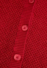 Czerwony sweter kardigan z dzianiny o fakturowanym wzorze, z prążkowanym patką na guziki i dopasowanymi okrągłymi guzikami na przodzie.