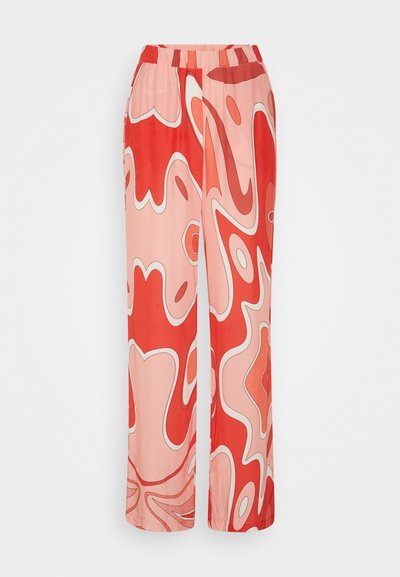 Calças largas feitas de tecido leve, apresentando um padrão abstrato ousado em vermelho e rosa com contornos brancos. Cintura elástica para maior conforto.