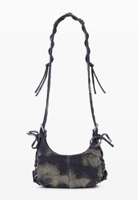 Bolso de pana en azul oscuro y crema, con una forma curva, tela texturizada, detalles anudados y una correa trenzada.