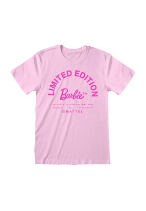 T-shirt di cotone rosa chiaro con testo rosa audace che dice "EDIZIONE LIMITATA Barbie™" e ulteriori dettagli sotto. Scollo rotondo semplice.