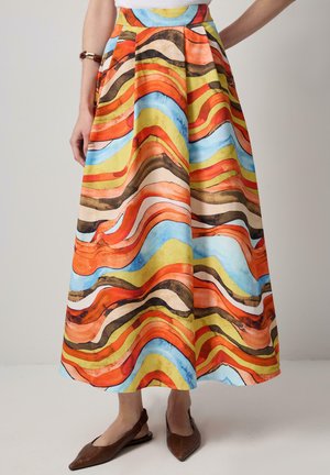 Lange, geplooide rok in veelkleurige golven van oranje, blauw, geel en bruin. Gemaakt van lichte stof met een gladde textuur.