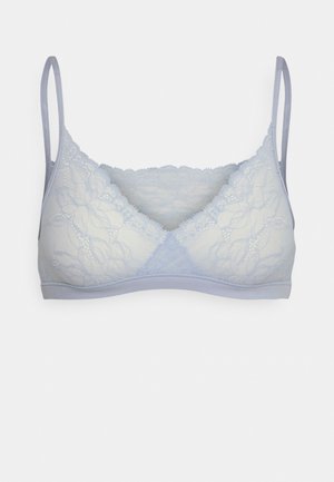 Bralette de renda azul claro com alças finas e suaves e uma faixa inferior lisa e elástica. Padrão floral de renda cobre os copos, apresentando um decote em V.
