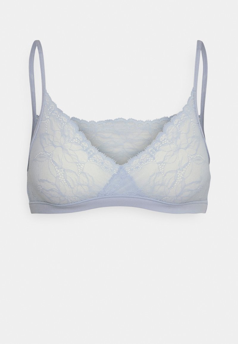 Bralette de renda azul claro com alças finas e suaves e uma faixa inferior lisa e elástica. Padrão floral de renda cobre os copos, apresentando um decote em V.