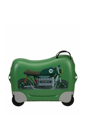 Valise verte de taille enfant avec un motif de moto, roues noires, accents gris et une poignée de transport sur le dessus.