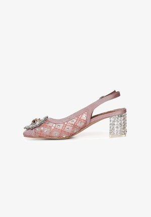 Scarpa slingback rosa in rete con decorazioni di strass, fibbia gioiello e tacco a blocco ricoperto di cristalli trasparenti.