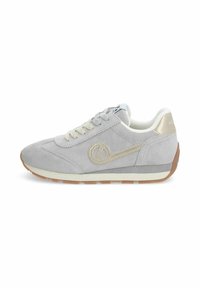 Sneaker in suede grigio chiaro con dettagli beige, punta rotonda, design con lacci e suola in gomma con un dettaglio logo sul lato.