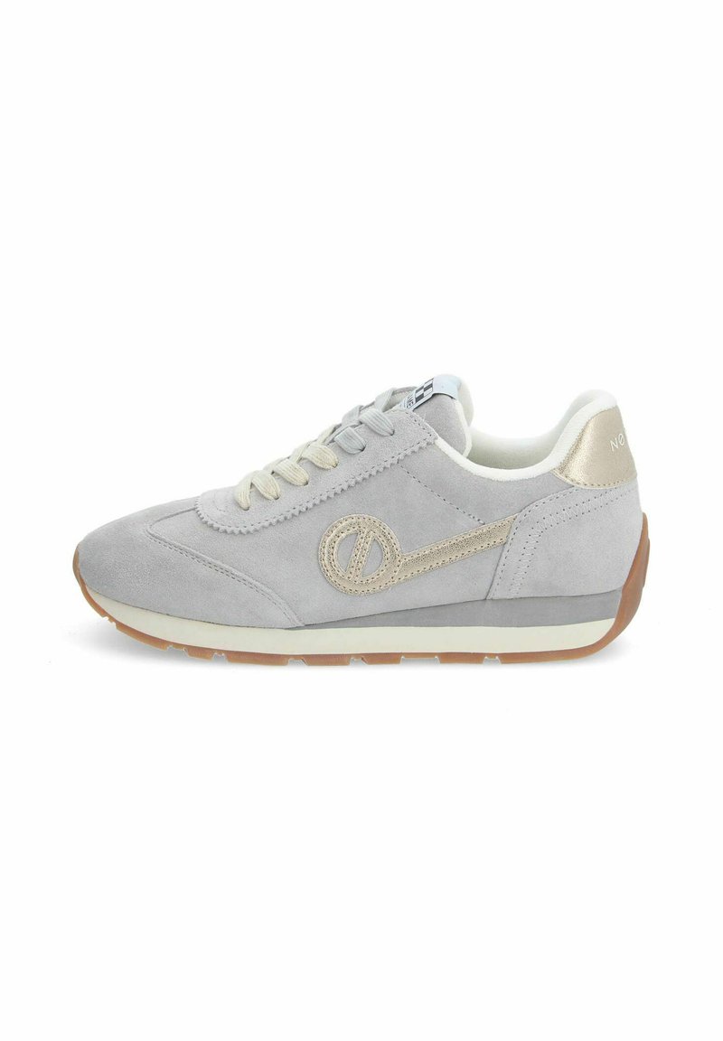 Sneaker in suede grigio chiaro con dettagli beige, punta rotonda, design con lacci e suola in gomma con un dettaglio logo sul lato.