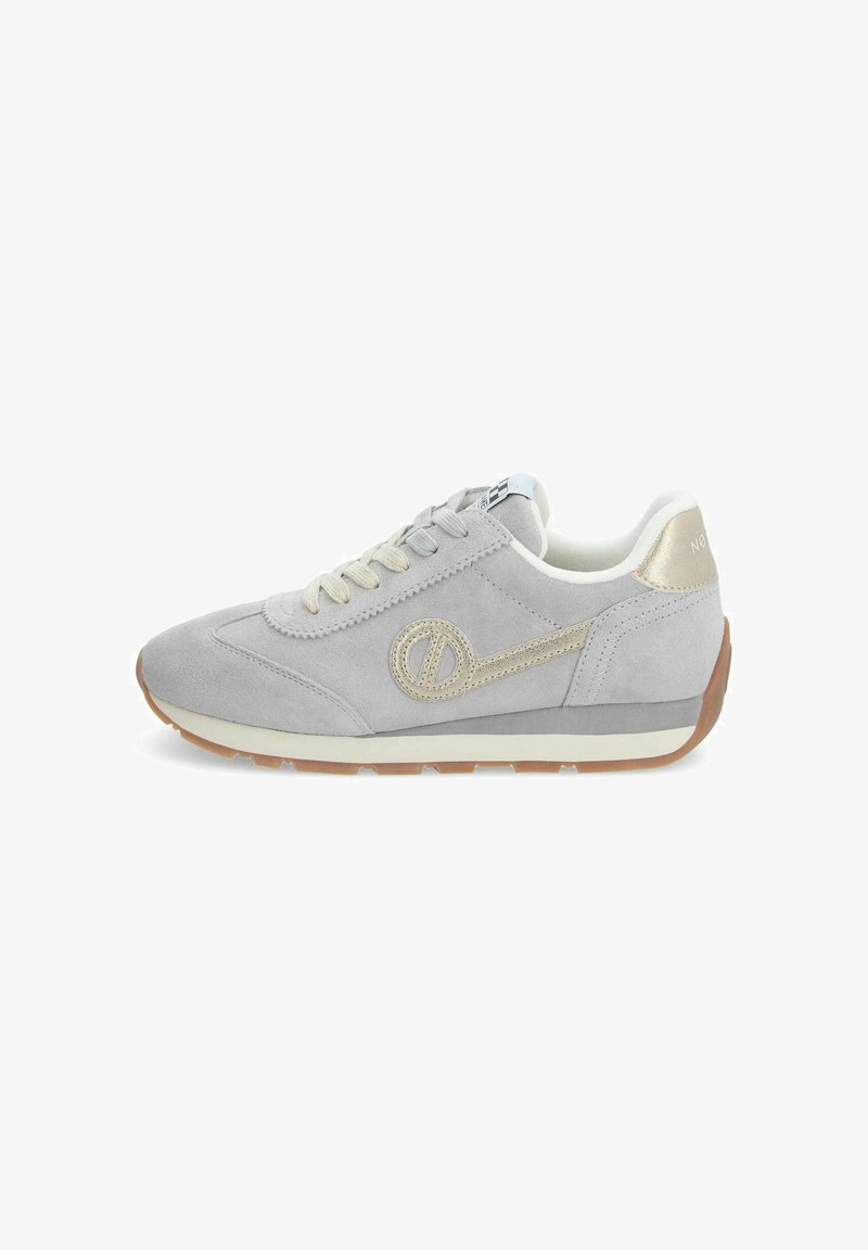 Sneaker in suede grigio chiaro con dettagli beige, punta rotonda, design con lacci e suola in gomma con un dettaglio logo sul lato.