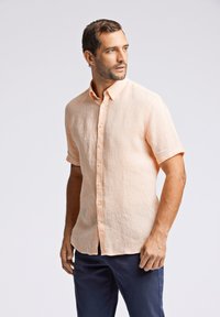 Korte mouw, opknopshirt in licht perziklinnen met een gestructureerde afwerking. Heeft een kraag, een rechte zoom en een comfortabele pasvorm.