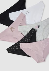 Set di sei mutandine da donna nei colori nero, bianco, grigio e rosa. Presentano motivi di orsetti e cuori. Realizzate in tessuto morbido e elasticizzato.